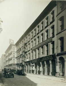 Third Street (Memorial Drive), ten noorden van Olive Street door Unknown